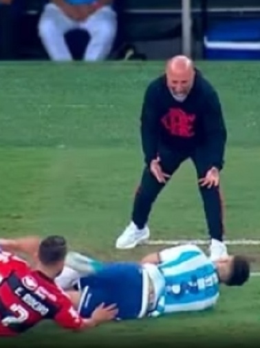 Jorge Sampaoli volta à Argentina com frieza e insultos