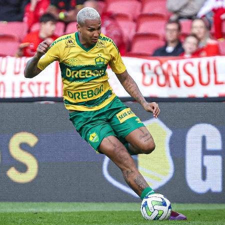 Deyverson em ação durante Inter x Cuiabá, partida do Campeonato Brasileiro