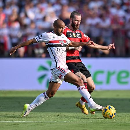 Lucas Moura, do São Paulo, disputa bola com Léo Pereira na final da Copa do Brasil