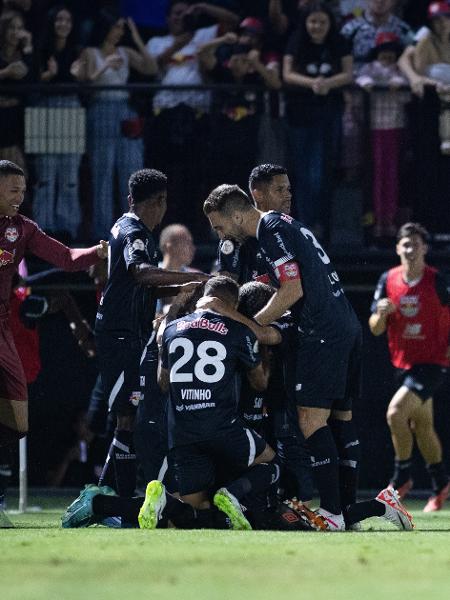 Jogadores do Red Bull Bragantino comemoram gol marcado por Eduardo Sasha contra o Fluminense pelo Campeonato Brasileiro