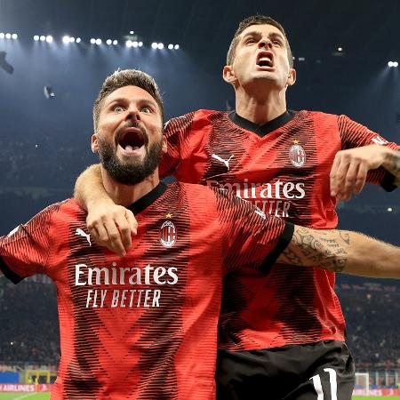 Giroud e Pulisic celebram gol do Milan sobre o PSG em jogo da Champions League