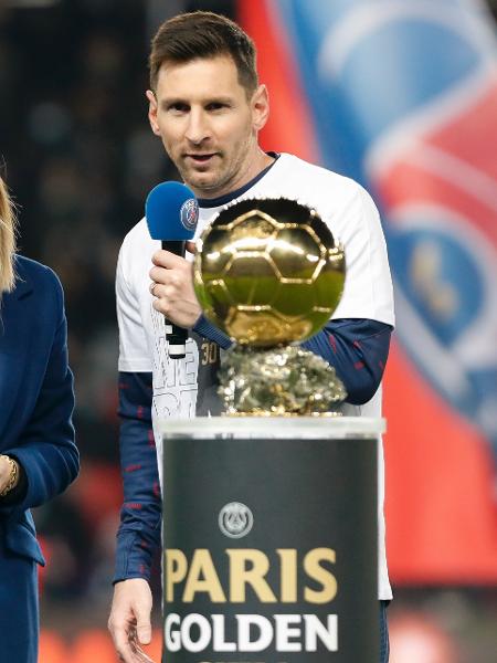 Messi com a sua sétima Bola de Ouro, em 2021, antes de jogo do PSG