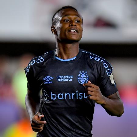 Nathan Fernandes celebra gol do Grêmio sobre o Estudiantes em jogo da Libertadores