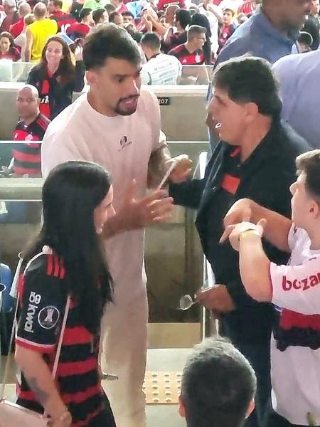Paquetá cumprimenta Mauricio Gomes de Mattos, ex-vice-presidente do Flamengo