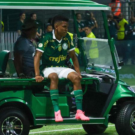 Estêvão sai lesionado de jogo do Palmeiras