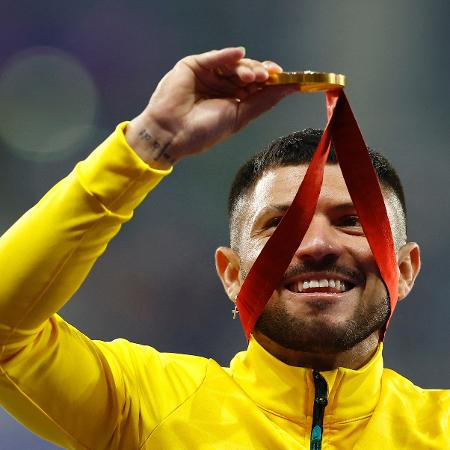 Petrúcio Ferreira ostenta a medalha de ouro após garantir o ti paralímpico nos 100m na classe T47