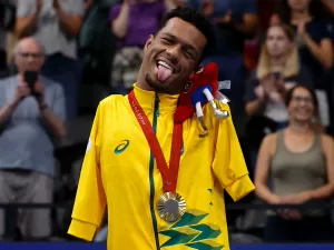 Gabrielzinho vence 50m costas e leva 2º ouro nas Paralimpíadas: "Flutuando"