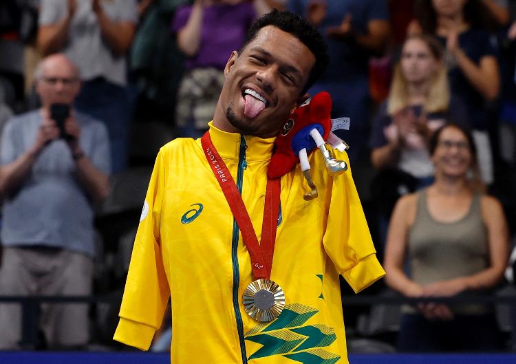 Gabrielzinho com o ouro dos 50m costas da classe S2 das Paralimpíadas de Paris