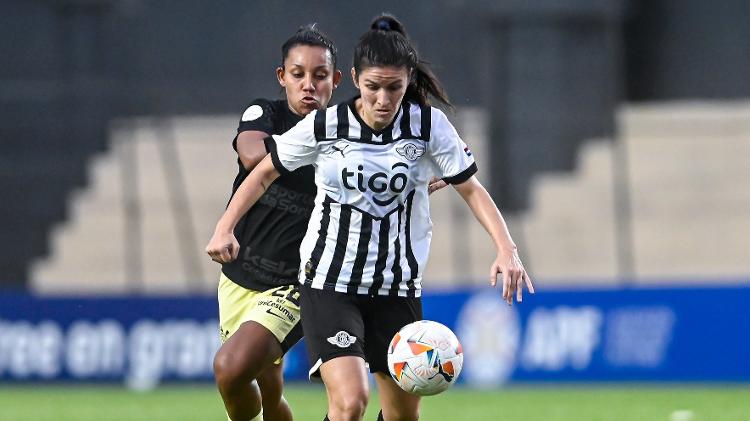 Ju Ferreira em ação durante jogo entre Corinthians e Libertad pela Libertadores Feminina