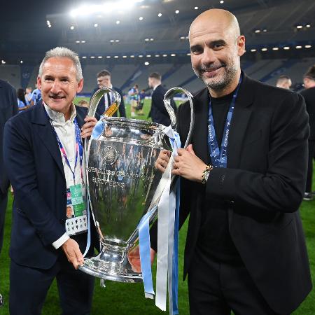 Txiki Begiristain, diretor de futebol do Manchester City, e o técnico Pep Guardiola levantam a taça da Liga dos Campeões 2022/23