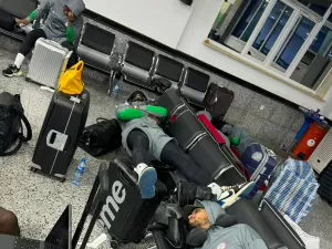 Seleção nigeriana fica mais de 12h presa em aeroporto na Líbia antes de jogo