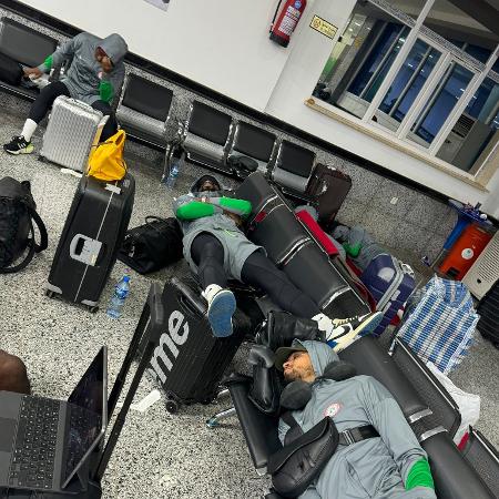 Jogadores da Nigéria em aeroporto na Líbia - Reprodução/X/WTroostEkong