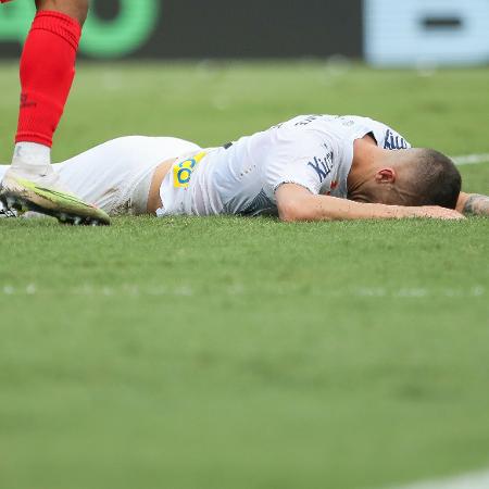 João Schmidt, do Santos, se lamenta durante jogo contra o CRB, pela Série B