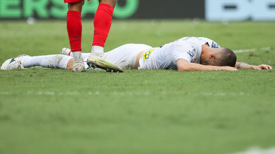 João Schmidt, do Santos, se lamenta durante jogo contra o CRB, pela Série B