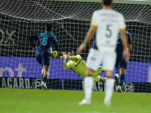 Rival do Palmeiras no Super Mundial, Porto é salvo por goleiro e só empata