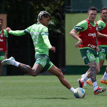 Richard Ríos, Anibal Moreno e Mauricio, do Palmeiras, durante treinamento na Academia de Futebol.