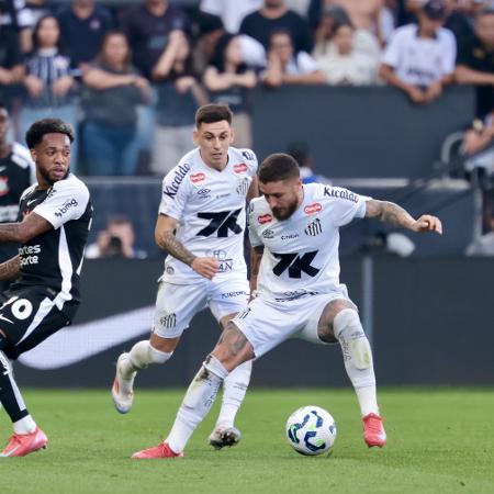 Zé Rafael protege a bola na partida entre Corinthians e Santos pelo Campeonato Brasileiro 2025 Zé Rafael protege a bola na partida entre Corinthians e Santos pelo Campeonato Brasileiro 2025