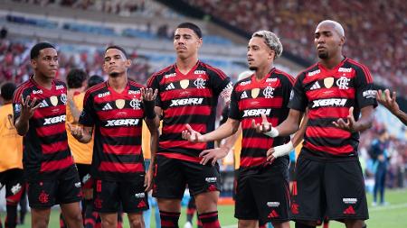 Jogadores do Flamengo celebram gol de Lorran sobre o Barcelona na final do Mundial sub-20 - Jorge Rodrigues/AGIF