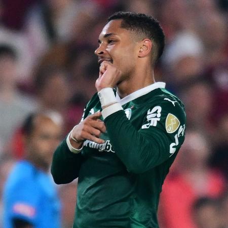 Vitor Roque fica à disposição de Abel Ferreira após cumprir suspensão contra o Juventude