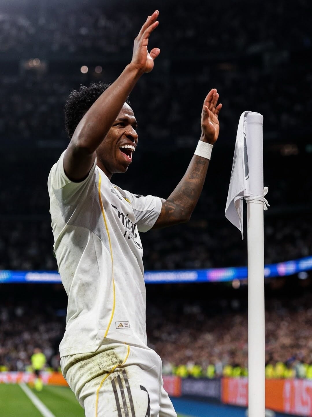 Vini Jr. marca e dança, Real vence Benfica e vai às oitavas da