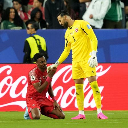 Abu Laila, goleiro da Jordânia, lamenta eliminação na Copa do Mundo após derrota para a Argélia