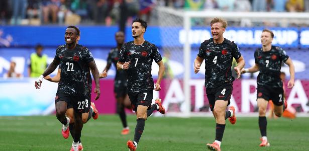 Canadá vence África do Sul nos acréscimos e é o primeiro classificado às oitavas