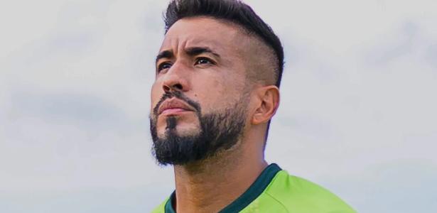 'Foi por ele': goleiro perde pai, brilha em acesso à Série C e se emociona