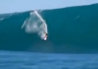 Surfista leva tombo incrível em onda gigante no Taiti; assista - Reprodução