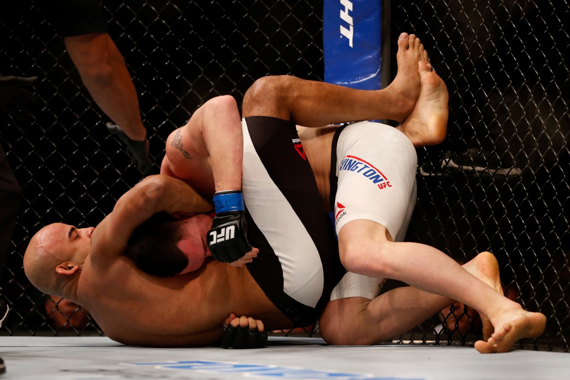 Warlley Alves finaliza Colby Covington no UFC 194 - Christian Petersen/Zuffa LLC/Getty Images