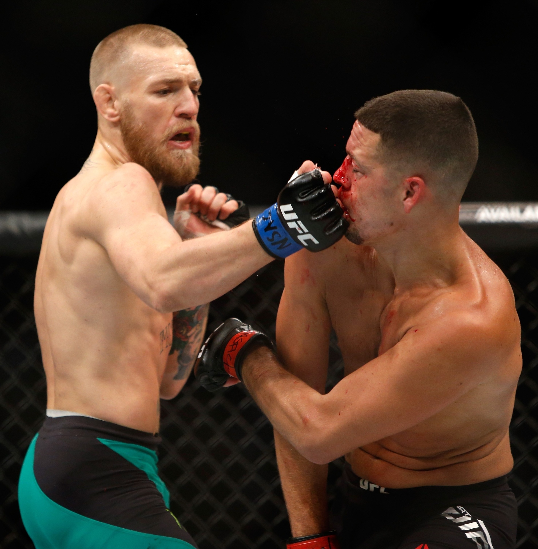 Conor McGregor acerta golpe no rosto de Nate Diaz no UFC 202 - Steve Marcus/Getty Images
