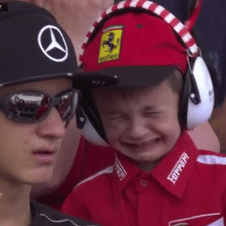 Jovem torcedor da Ferrari chora após abandono de Raikkonen na Espanha - Reprodução