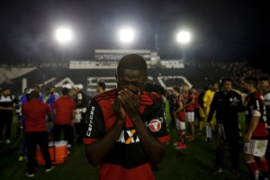 Após triunfo ante o Vasco, jogadores do Fla lamentam guerra em São Januário
