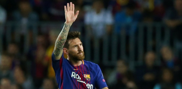 Messi acena para a torcida do Barcelona no Camp Nou - Albert Gea/Reuters