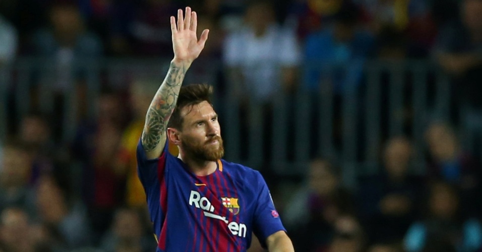 Messi acena para a torcida do Barcelona no Camp Nou