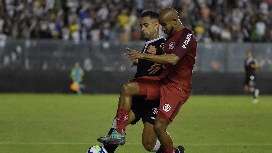 Patrick e Werley lutam pela bola durante duelo entre Vasco e Internacional - Thiago Ribeiro/AGIF
