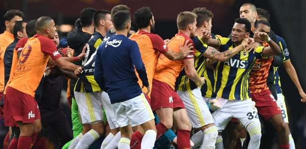 Jaílson (32) foi cercado por jogadores do Galatasaray após provocar a torcida - Ozan Kose/AFP