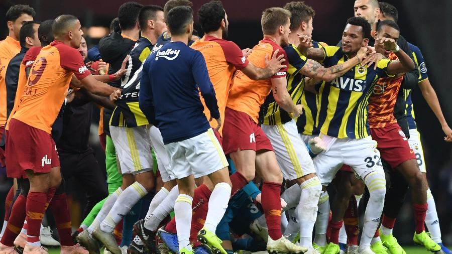 Jaílson, do Fenerbahce, se impressionou com o fanatismo pelo futebol na Turquia - Ozan Kose/AFP