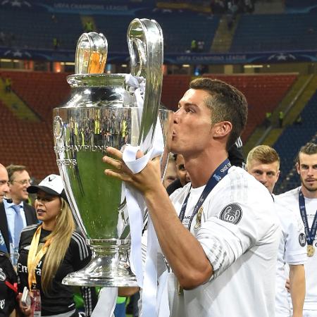 Cristiano Ronaldo beija taça da Champions após título de 2016 - AFP PHOTO / GERARD JULIEN