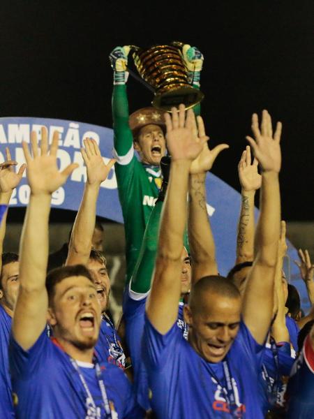 Últimos campeões, jogadores do Fortaleza erguem taça da Copa do Nordeste 2019 - Caio Falcão/AGIF