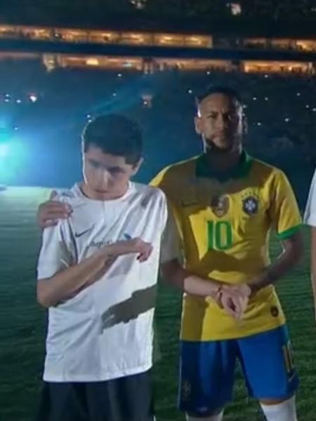 Nickollas (à esquerda) entrou no gramado com Neymar - Reprodução