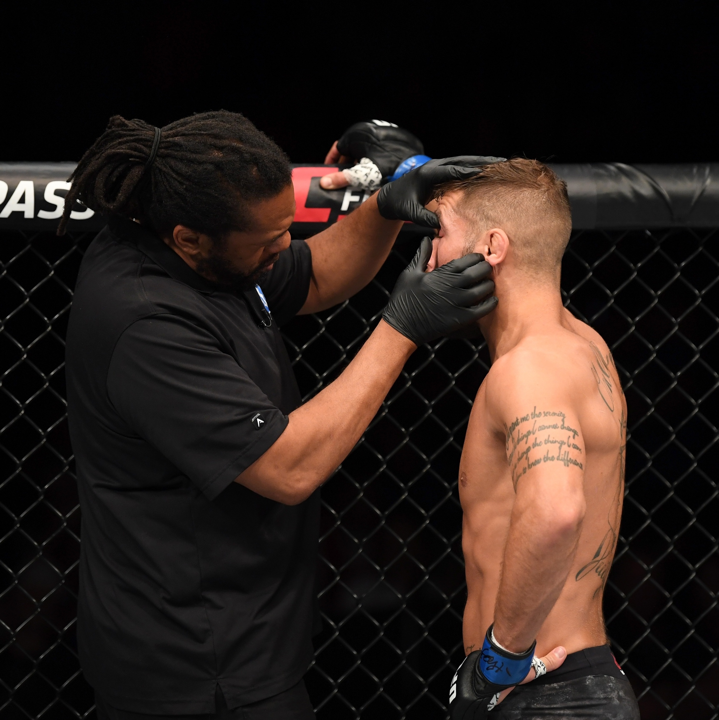 UFC: Dedada interrompe luta principal em 15s e torcida se revolta no México