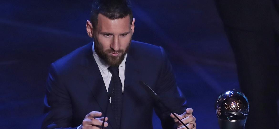 Lionel Messi discursa após receber o prêmio de melhor jogador do mundo da Fifa - Emilio Andreoli/Getty Images