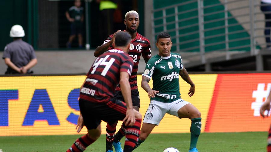 Dudu tenta jogada durante o jogo Palmeiras x Flamengo, no Allianz Parque - Bruno Ulivieri/AGIF