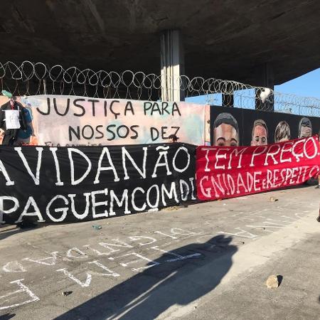 Torcedores do Flamengo e faixa de protesto contra postura de diretoria no episódio - Bruno Braz / UOL