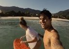Gabriel Medina aproveita praia liberada e leva Yasmin Brunet para surfar - Reprodução