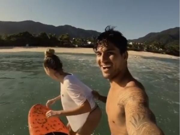 Gabriel Medina leva Yasmin Brunet para surfar em São Sebastião (SP)