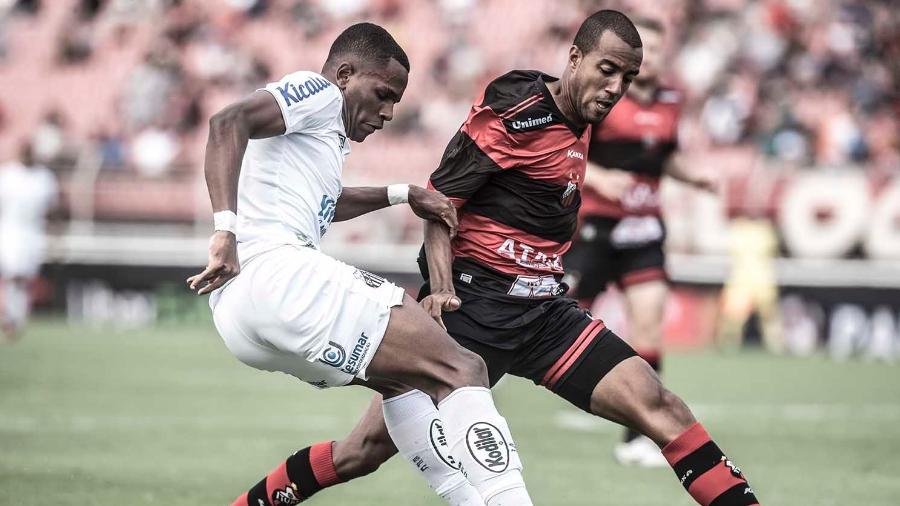 Renyer dribla a marcação durante partida contra o Ituano - Ivan Storti/Santos FC