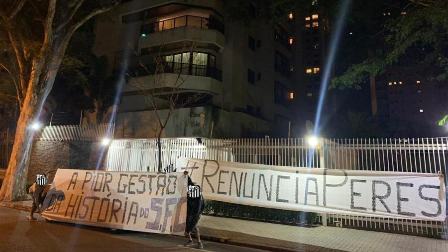 Santistas protestam contra o presidente Peres em frente ao apartamento do mandatário - Reprodução