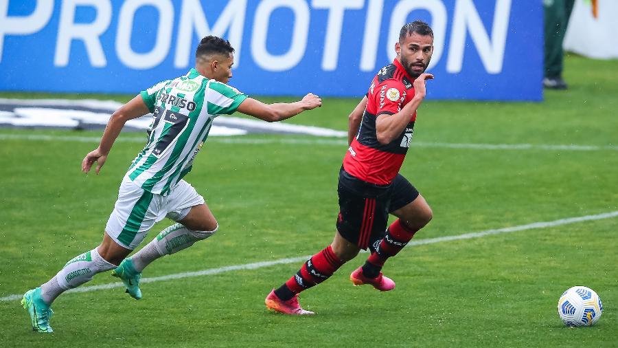 Thiago Maia, do Flamengo, disputa bola com Marcos Vinicius, do Juventude, durante partida do Brasileirão - Pedro H. Tesch/AGIF
