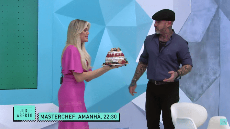 Henrique Fogaça levou um bolo para celebrar o aniversário de Renata Fan, no Jogo Aberto - Reprodução/TV Band